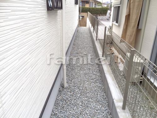 犬走り 防犯砂利敷き バラス砕石 防草シート加工 境界フェンス塀 LIXILリクシル ハイグリッドフェンスUF8型 TOEXトエックス コンクリートブロック