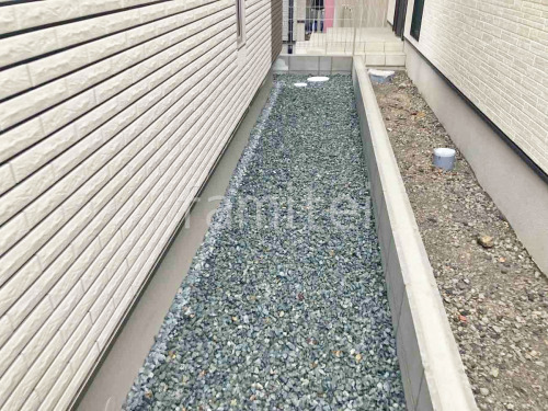 犬走り 防犯砂利敷き バラス砕石 防草シート加工