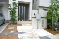 アプローチ タイル×自然石乱系貼り