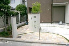 アプローチ 自然石乱形貼り ガラスブロック門柱