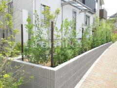 生垣 化粧ブロック積み花壇 柱なし勝手口屋根 ベランダ屋根