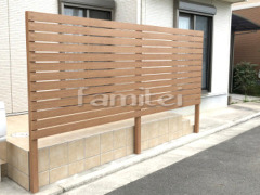 木製調目隠しフェンス塀 タイルデッキ イナバ物置