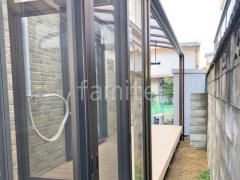 ガーデンルーム 雨除け屋根 人工木材ウッドデッキ
