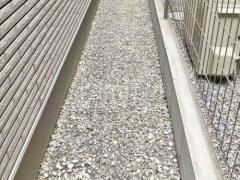 犬走り 防犯砂利敷き バラス砕石 防草シート加工