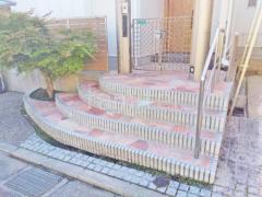 玄関アプローチ階段 床石貼り 乱形石 石英岩