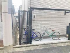 柱なしテラス屋根 (雨除け1階用) YKKAP ソラリアF フラット屋根 スタンダード 壁付 アルミ形材 フェンス YKKAP ルシアス スクリーンS02型 スクリーン・格子