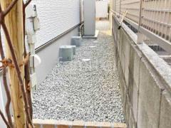 犬走り 防犯砂利敷き バラス砕石 防草シート加工