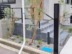 玄関アプローチ階段 床タイル貼り LIXIL パセオ 手すり 三協アルミ ジーエムライン