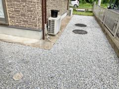 犬走り 防犯砂利敷き バラス砕石 防草シート加工